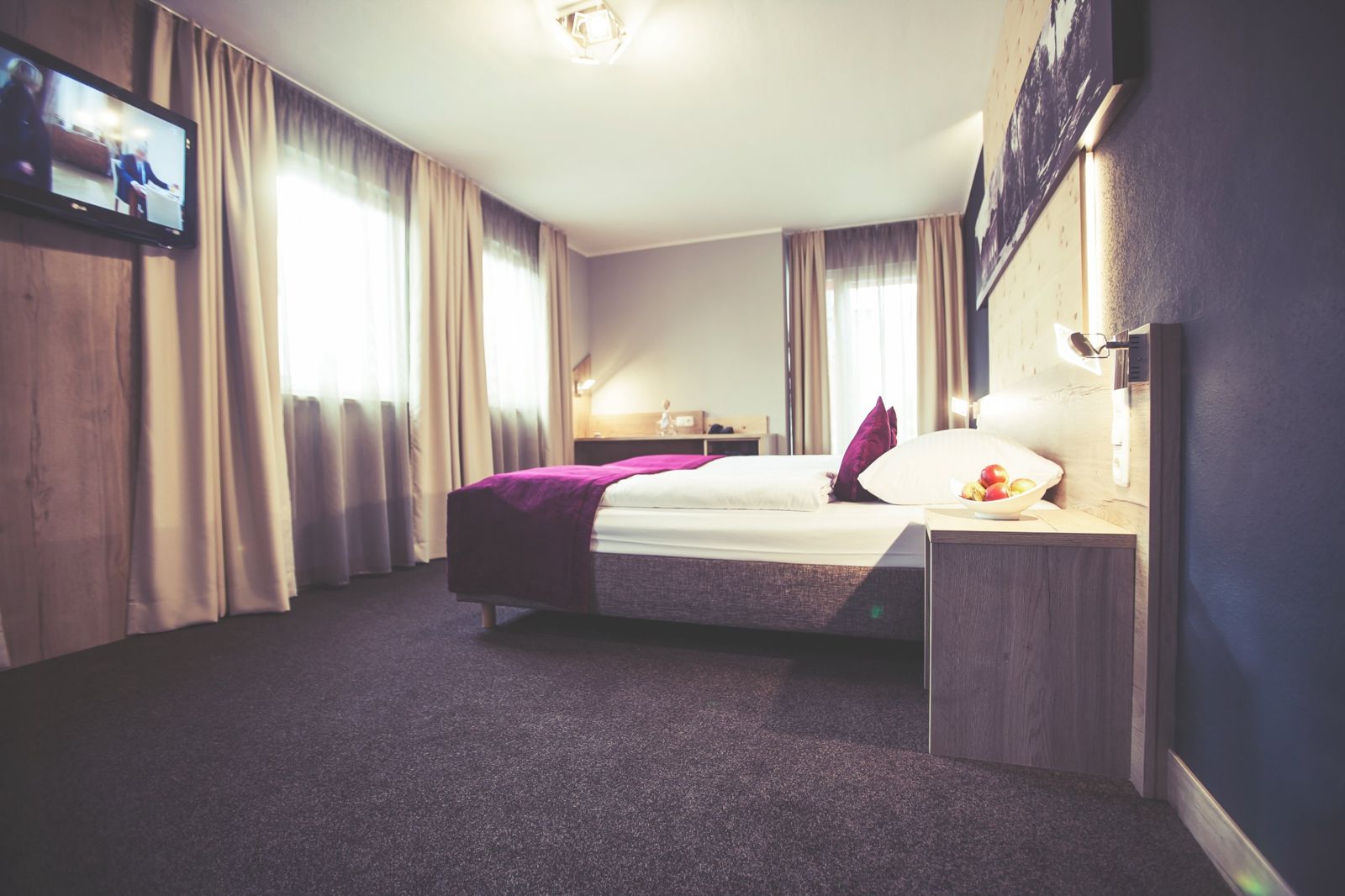 Möbliertes Appartement mit Doppelbett und Schreibtisch