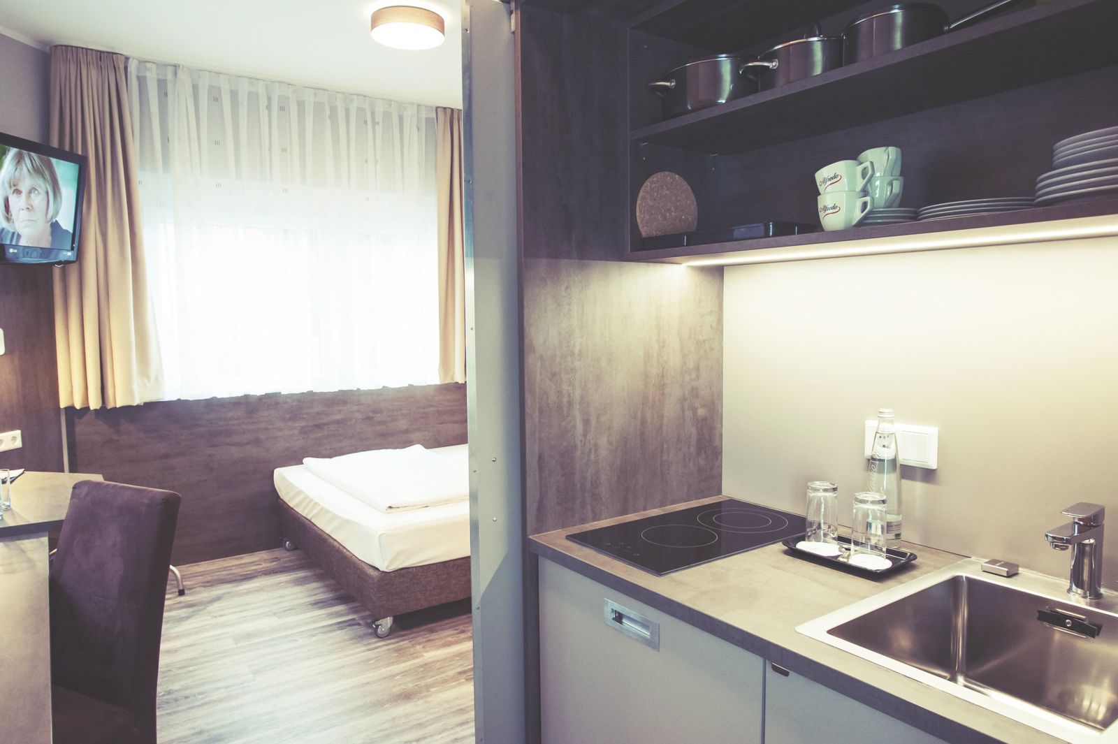 Appartement mit Küchenzeile und Essbereich