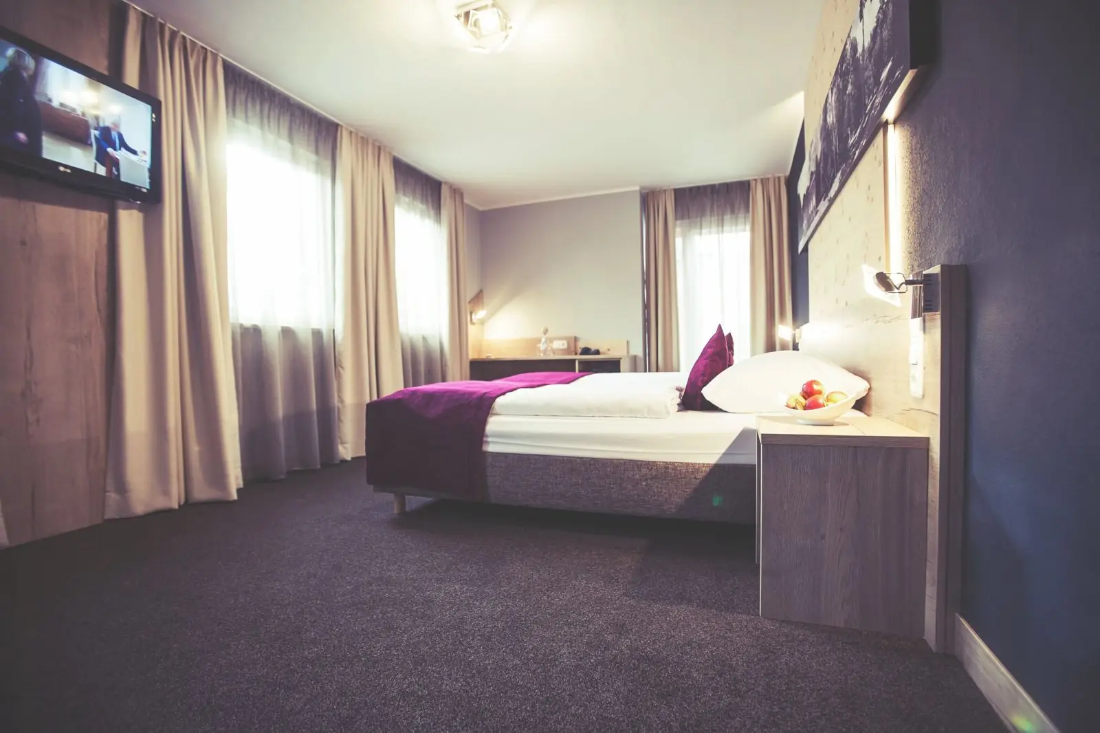 Möbliertes Appartement mit Doppelbett und Schreibtisch