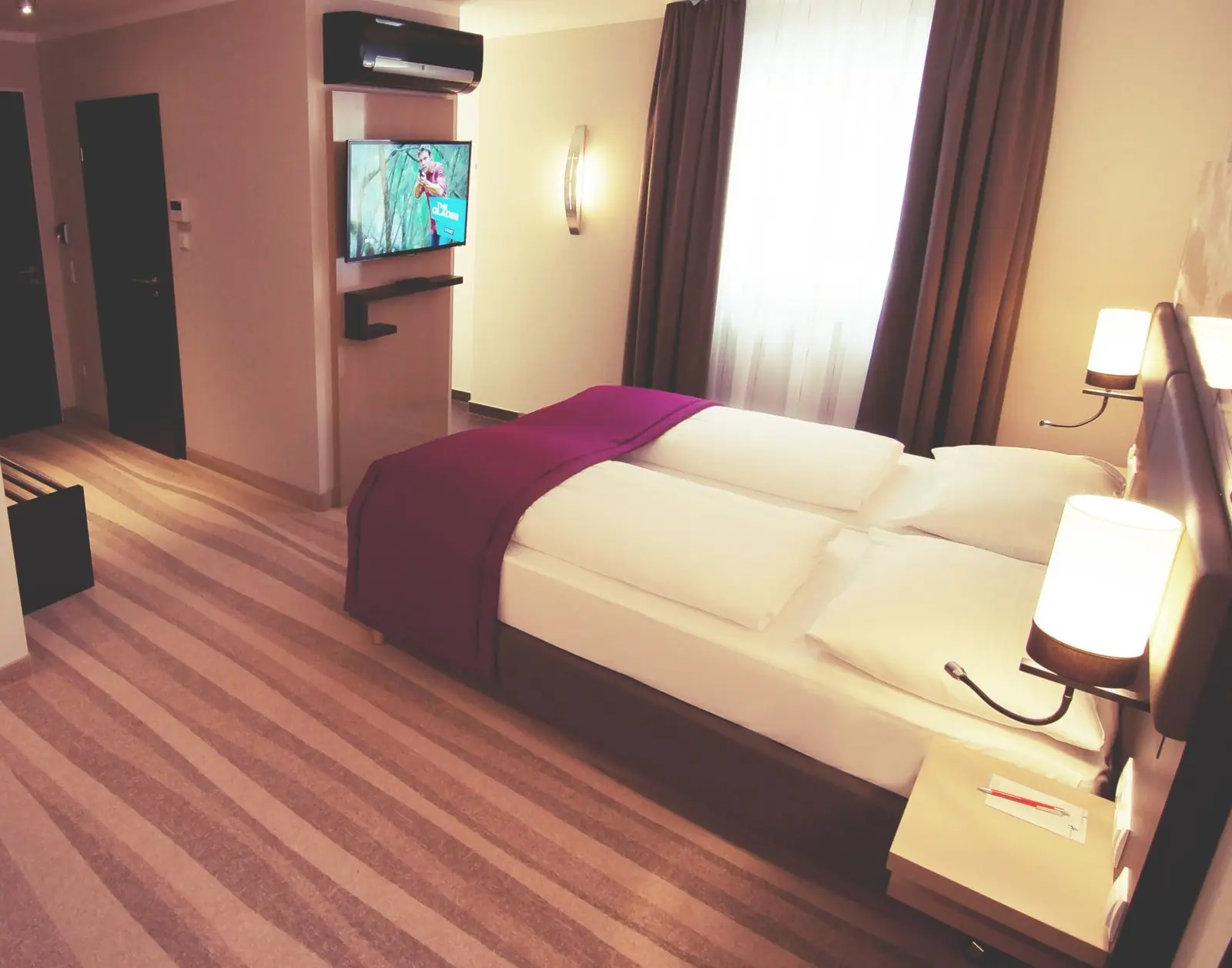 Doppelzimmer mit Schreibtisch und Leselicht im Boarding House München